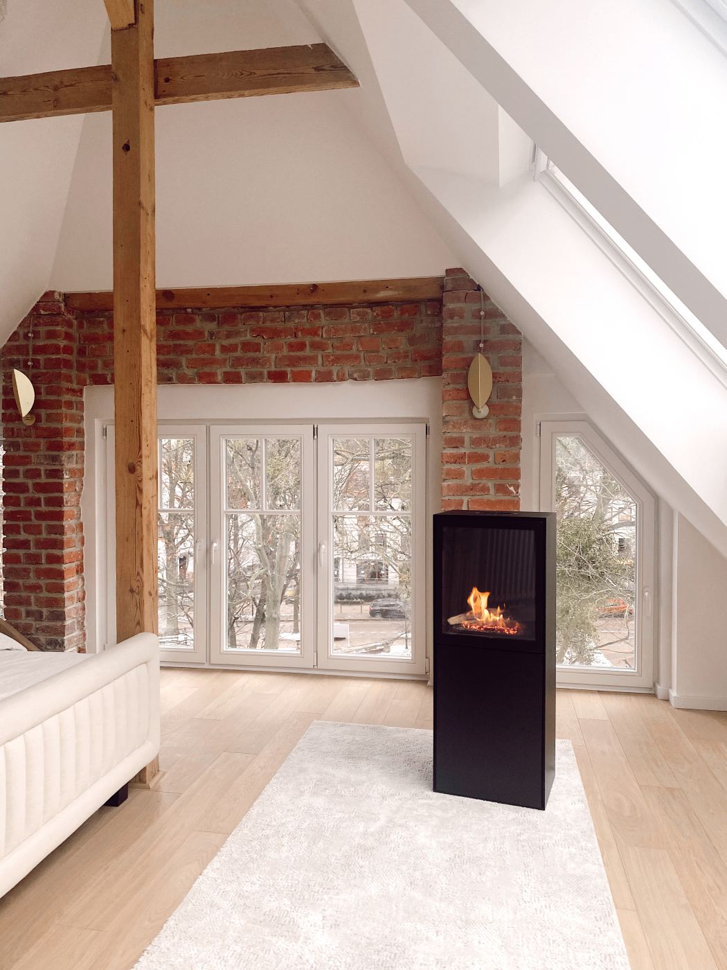 Planika - Free standing fireplace - SCANDI REMOTE